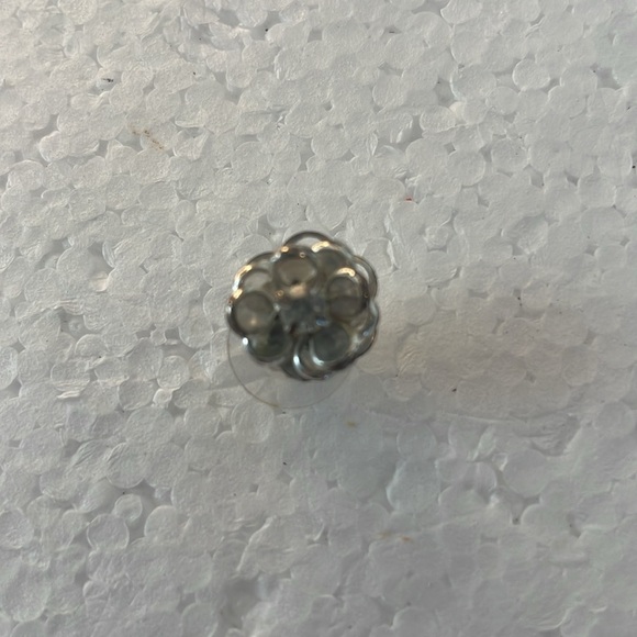 Bundle of 4 vintage flower stud earrings for pierced ears - Picture 6 of 10